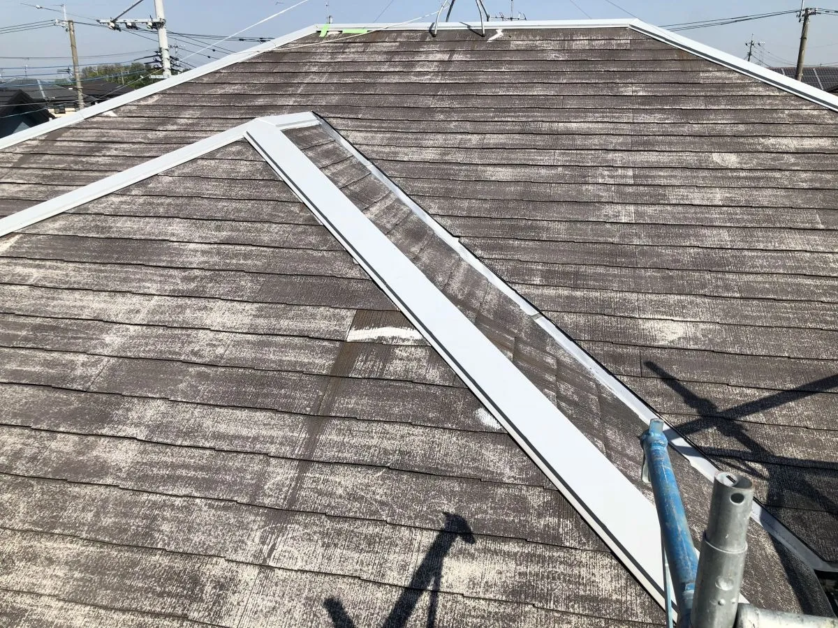 施工中<br>洗浄完了後板金部の錆止めとコロニアルのクラック、割れの補修をしていきます。
