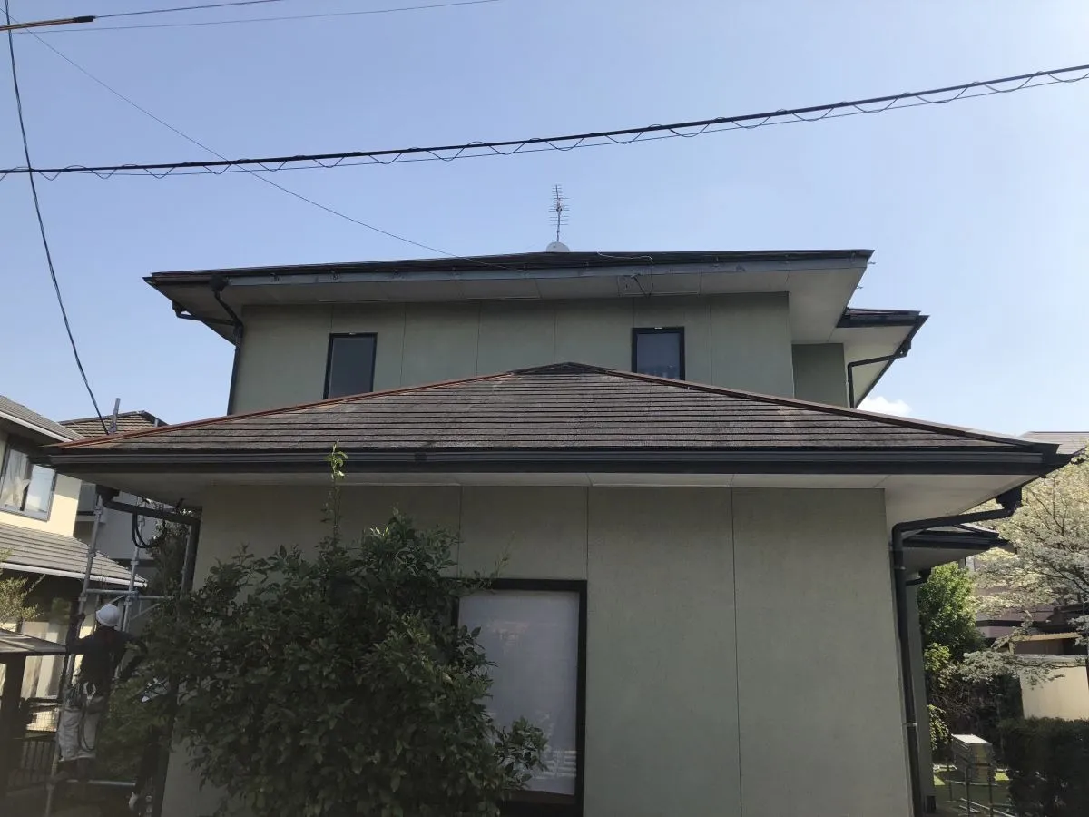 施工前<br>屋根も板金も錆びてかなり傷んでます。